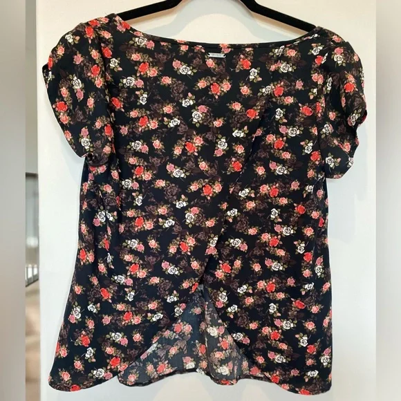 Guess open(slit) back top - Picture 3 of 3